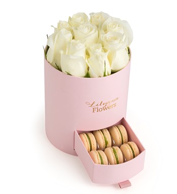 Lilyana Flowers - Yuvarlak Küçük Pembe Kutuda Macaronlu Beyaz Gül