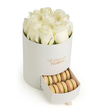 Lilyana Flowers - Yuvarlak Küçük Beyaz Kutuda Macaronlu Beyaz Gül