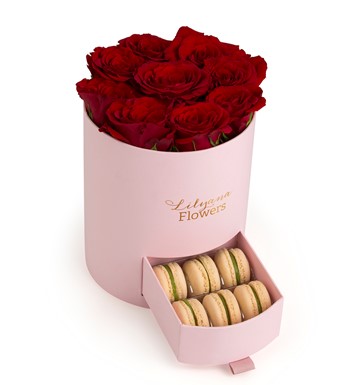 Lilyana Flowers - Yuvarlak Küçük Pembe Kutuda Macaronlu Kırmızı Gül