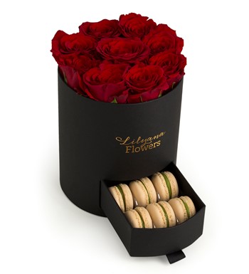 Lilyana Flowers - Yuvarlak Küçük Siyah Kutuda Macaronlu Kırmızı Gül