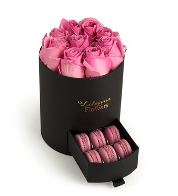 Lilyana Flowers - Yuvarlak Küçük Siyah Kutuda Macaronlu Pembe Gül