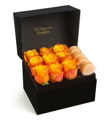 Lilyana Flowers - Dikdörtgen Kadife Küçük Siyah Kutuda Macaronlu Turuncu Gül