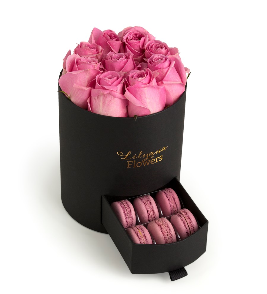 Yuvarlak Küçük Siyah Kutuda Macaronlu Pembe Gül