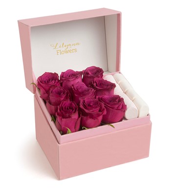 Lilyana Flowers - Dikdörtgen Kadife Küçük Pembe Kutuda Jelibonlu Fuşya Gül