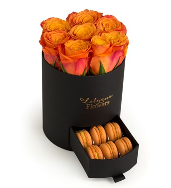 Lilyana Flowers - Yuvarlak Küçük Siyah Kutuda Macaronlu Turuncu Gül
