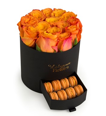 Lilyana Flowers - Yuvarlak Büyük Siyah Kutuda Macaronlu Turuncu Gül
