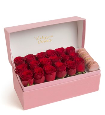 Lilyana Flowers - Dikdörtgen Kadife Büyük Pembe Kutuda Macaronlu Kırmızı Gül