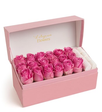 Lilyana Flowers - Dikdörtgen Kadife Büyük Pembe Kutuda Jelibonlu Pembe Gül
