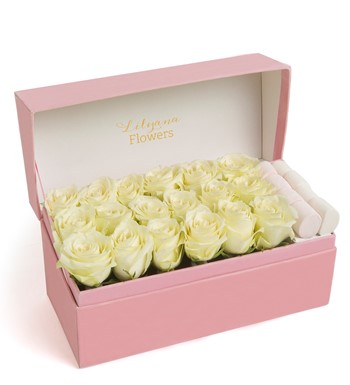 Lilyana Flowers - Dikdörtgen Kadife Büyük Pembe Kutuda Jelibonlu Beyaz Gül