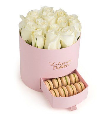 Lilyana Flowers - Yuvarlak Büyük Pembe Kutuda Macaronlu Beyaz Gül