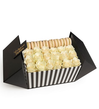 Lilyana Flowers - Çizgili Kutuda Macaronlu Beyaz Gül