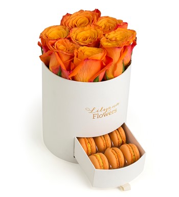 Lilyana Flowers - Yuvarlak Küçük Beyaz Kutuda Macaronlu Turuncu Gül
