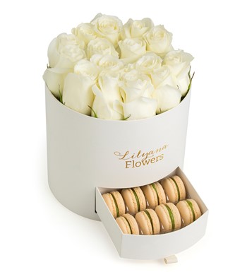 Lilyana Flowers - Yuvarlak Büyük Beyaz Kutuda Macaronlu Beyaz Gül