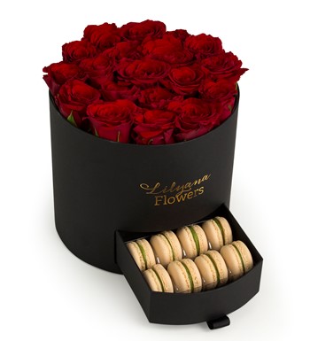 Lilyana Flowers - Yuvarlak Büyük Siyah Kutuda Macaronlu Kırmızı Gül