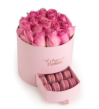 Lilyana Flowers - Yuvarlak Büyük Pembe Kutuda Macaronlu Pembe Gül