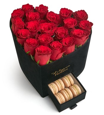 Lilyana Flowers - Kadife Kalpli Kutuda Macaronlu Kırmızı Gül