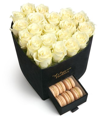 Lilyana Flowers - Kadife Kalpli Kutuda Macaronlu Beyaz Gül