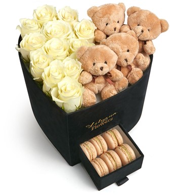 Lilyana Flowers - Kadife Kalpli Ayıcıklı Kutuda Macaronlu Beyaz Gül