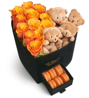 Lilyana Flowers - Kadife Kalpli Ayıcıklı Kutuda Macaronlu Turuncu Gül