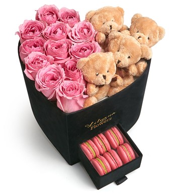 Lilyana Flowers - Kadife Kalpli Ayıcıklı Kutuda Macaronlu Pembe Gül
