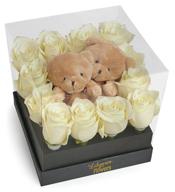 Lilyana Flowers - Şeffaf Ayıcıklı Kutuda Beyaz Gül