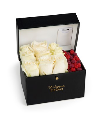 Lilyana Flowers - Dikdörtgen Siyah Kutuda Jelibonlu Beyaz Gül