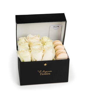 Lilyana Flowers - Dikdörtgen Siyah Kutuda Macaronlu Beyaz Gül