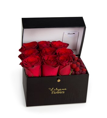 Lilyana Flowers - Dikdörtgen Siyah Kutuda Jelibonlu Kırmızı Gül