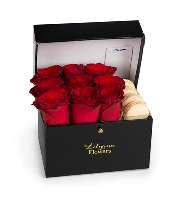 Lilyana Flowers - Dikdörtgen Siyah Kutuda Macaronlu Kırmızı Gül